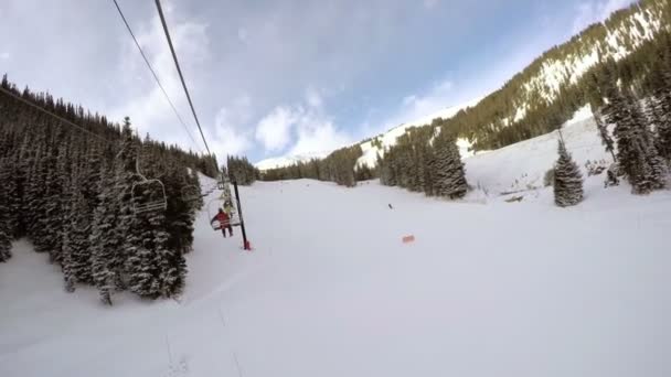 Día de invierno, esquí alpino — Vídeo de stock