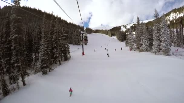 Zimní den, alpské lyžování — Stock video