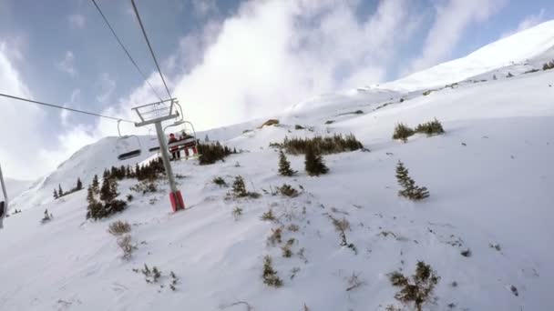 Día de invierno, esquí alpino — Vídeo de stock