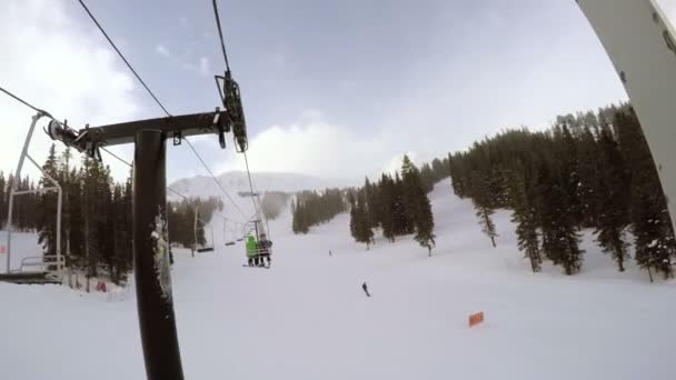 Zimowy dzień, Alpejskie narciarstwo — Wideo stockowe