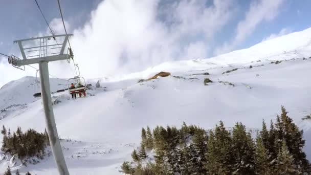 Día de invierno, esquí alpino — Vídeo de stock