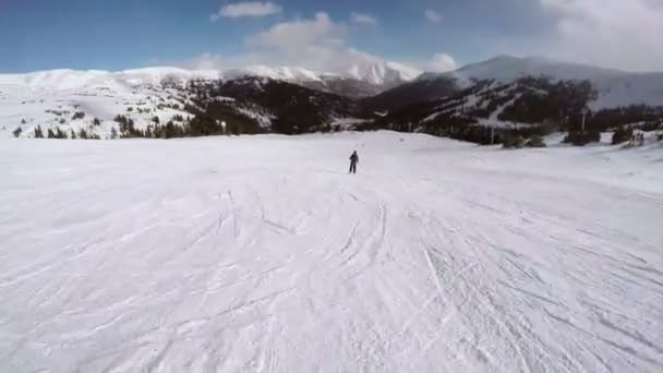 Día de invierno, esquí alpino — Vídeo de stock