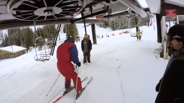 Zimowy dzień, Alpejskie narciarstwo — Wideo stockowe