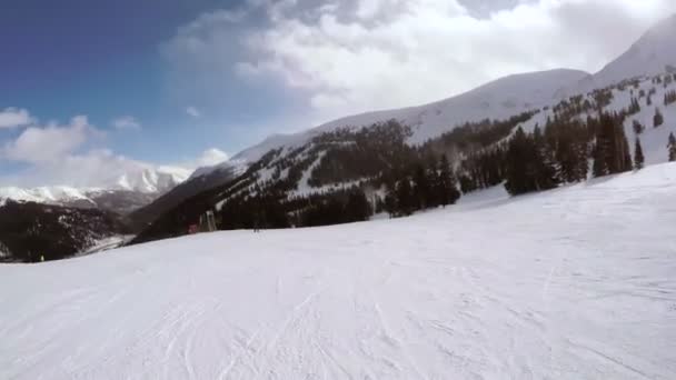 Día de invierno, esquí alpino — Vídeo de stock