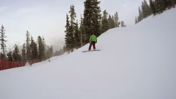 Skiresort aan het einde van het seizoen — Stockvideo