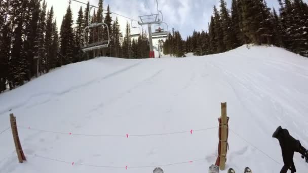 Skiresort aan het einde van het seizoen — Stockvideo