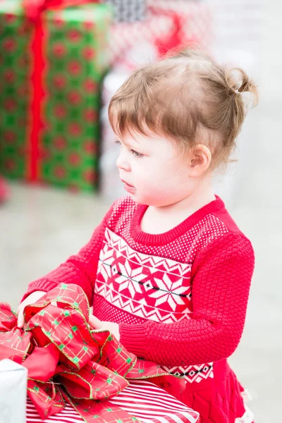 かわいい幼児の女の子、偽物のクリスマス — ストック写真