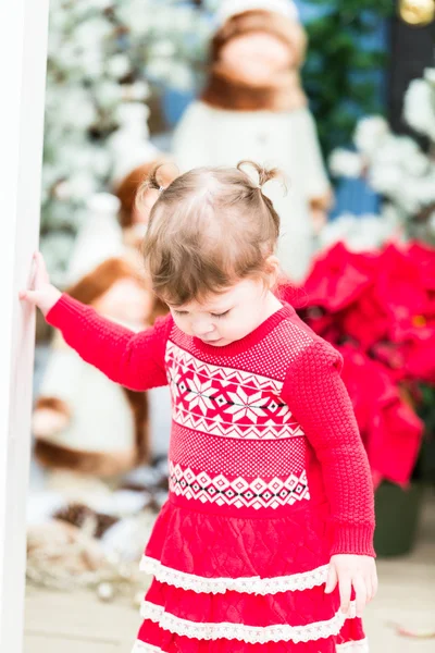 かわいい幼児の女の子、偽物のクリスマス — ストック写真