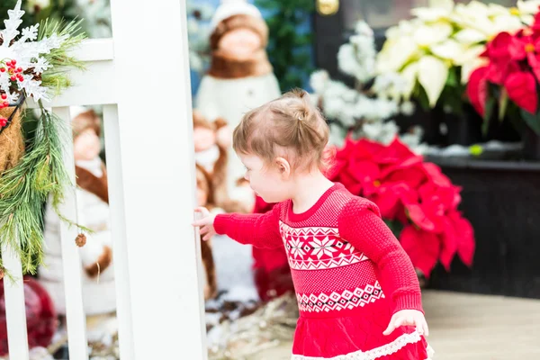 かわいい幼児の女の子、偽物のクリスマス — ストック写真