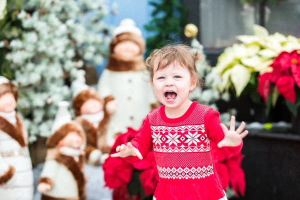 かわいい幼児の女の子、偽物のクリスマス — ストック写真