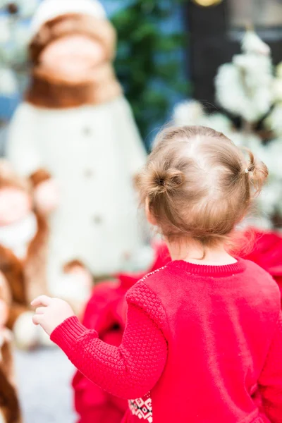 Niedliches Kleinkind Mädchen, Weihnachtsmesse — Stockfoto