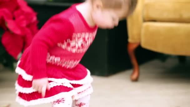 Schattig peuter meisje, kerst — Stockvideo