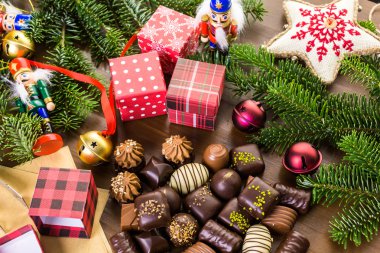 Karışık meyveli sarma çikolata küçük kutular içinde