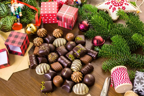 Wrapping assorted chocolates in small boxes — Stock Photo, Image