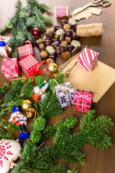 Wrapping assorted chocolates in small boxes — Stock Photo, Image