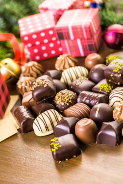 Karışık meyveli sarma çikolata küçük kutular içinde