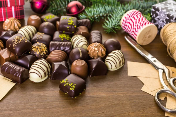 Wrapping assorted chocolates — Stock Photo, Image