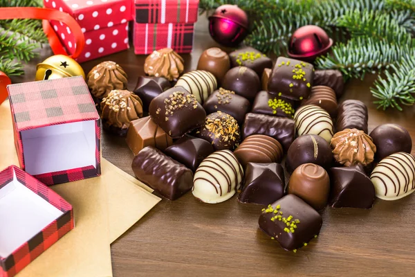 Envolvendo chocolates variados — Fotografia de Stock