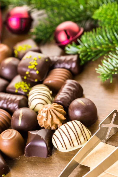 Wrapping assorted chocolates in small boxes — Stock Photo, Image