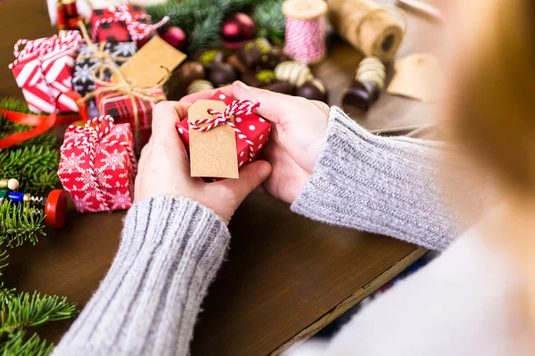 Wrapping assorted chocolates in small boxes — Stock Photo, Image