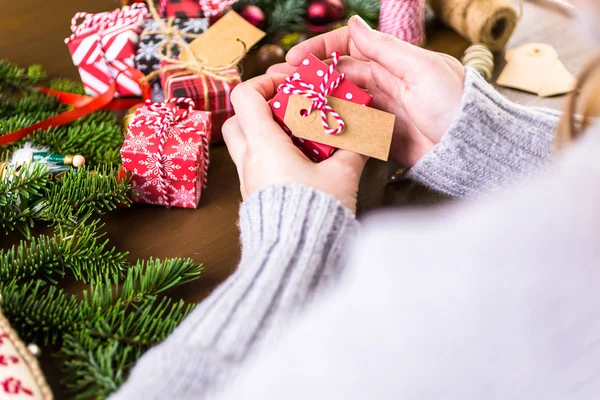 Julklappar i små lådor — Stockfoto
