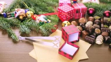 Karışık meyveli sarma çikolata küçük kutular içinde