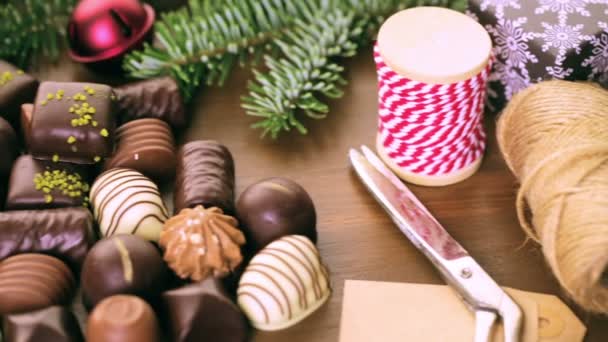 Envolvimento de chocolates variados em pequenas caixas — Vídeo de Stock