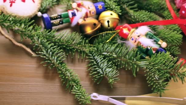 Обертывание рождественских подарков — стоковое видео