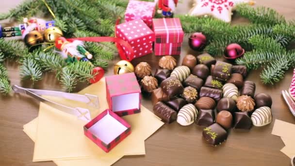 Avvolgere cioccolatini assortiti in piccole scatole — Video Stock