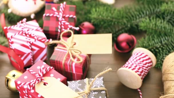 Envolver regalos de Navidad — Vídeos de Stock