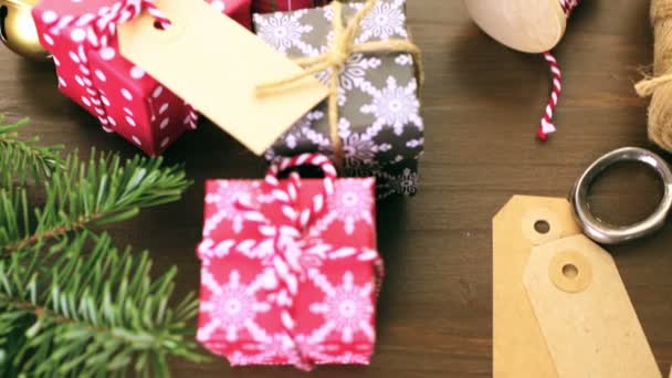 Weihnachtsgeschenke verpacken — Stockvideo