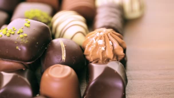 Schokoladenbonbons in verschiedenen Formen — Stockvideo