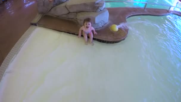 Pequeña niña en la piscina — Vídeo de stock