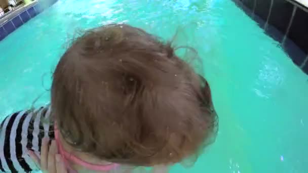 Bambina in piscina — Video Stock
