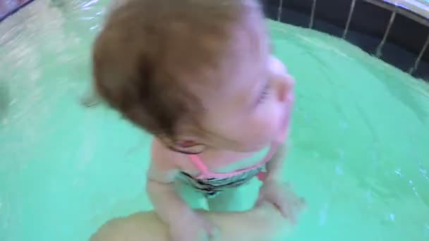 Pequena menina na piscina — Vídeo de Stock