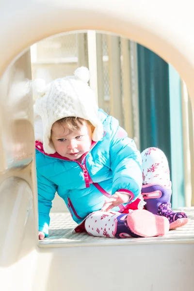 Buiten het meisje van de baby — Stockfoto