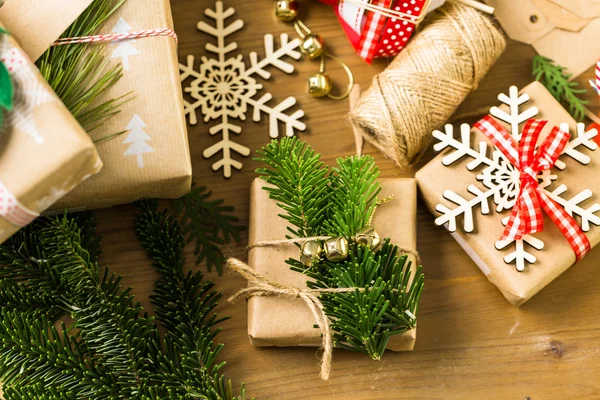 Wrapping Christmas gifts — Stock Photo, Image