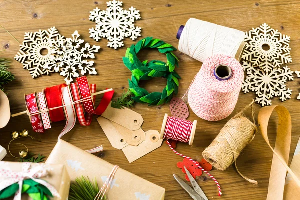 Verpakken van de giften van Kerstmis — Stockfoto