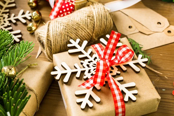 Embrulhar presentes de Natal — Fotografia de Stock