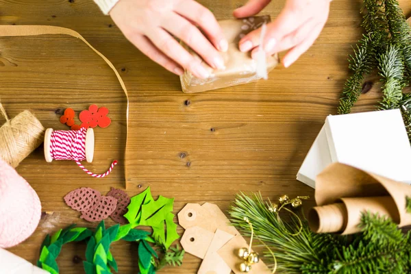 Inslagning julklappar — Stockfoto