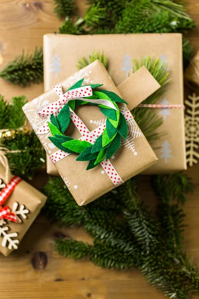 Envolver regalos de Navidad — Foto de Stock