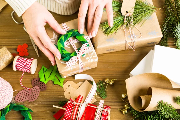 Embrulhar presentes de Natal — Fotografia de Stock