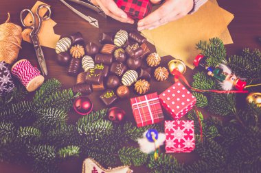 Noel hediyesi küçük kutular içinde