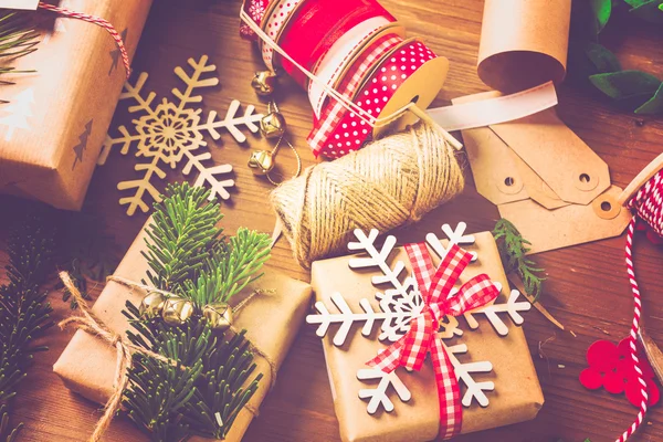 Balící vánoční dárky — Stock fotografie