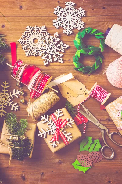 Wrapping Christmas gifts — Stock Photo, Image