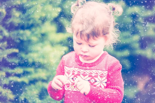 Peuter meisje op zoek naar kerstboom — Stockfoto