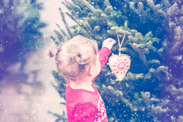Kisgyermek lány keresi a karácsonyfa — Stock Fotó