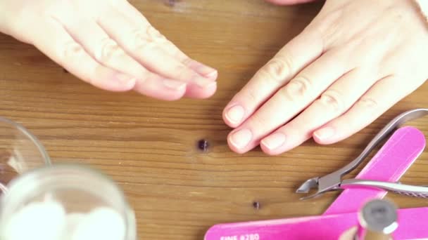 Mujer haciendo manicura — Vídeo de stock