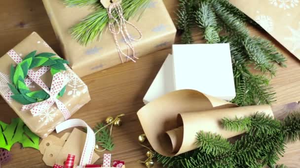 Envolver regalos de Navidad — Vídeo de stock
