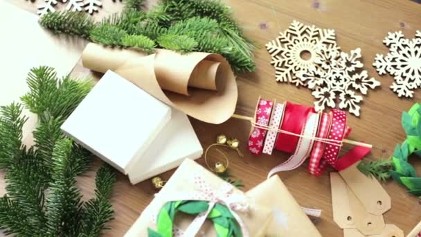 Envolver regalos de Navidad — Vídeos de Stock